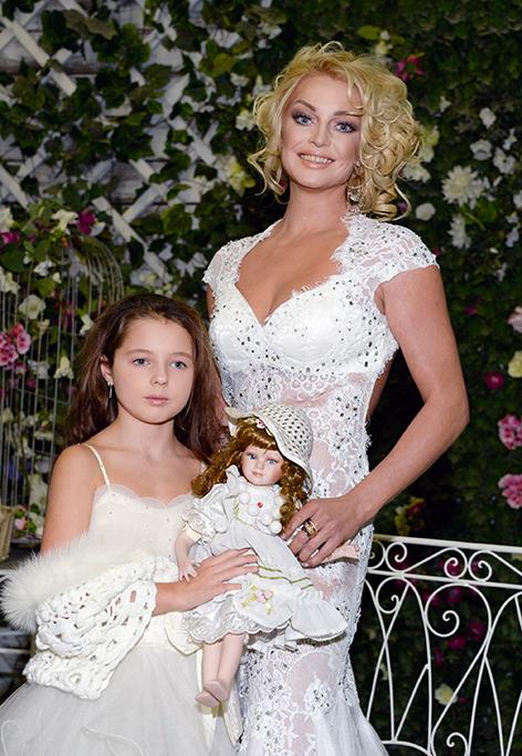 Cъемки клипа Анастасии Волочковой &laquo;Я буду счастлив с тобой&raquo;. На фото: Анастасия Волочкова с дочерью Ариадной, 2014 год