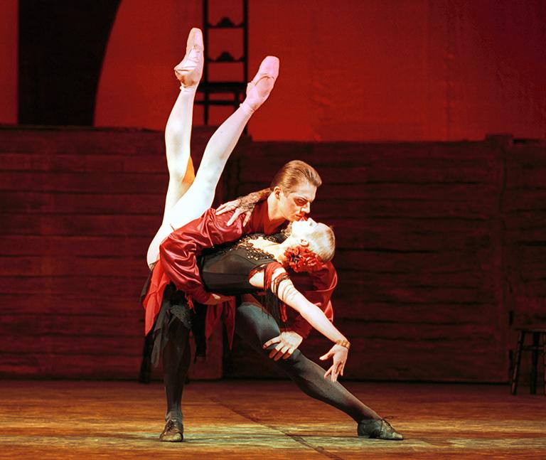 Балет "Кармен-сюита" в Большом театре. Танцоры: Кармен - Анастасия Волочкова (на фото), Хосе - Евгений Иванченко, Тореро - Денис Матвиенко, 2002 год 