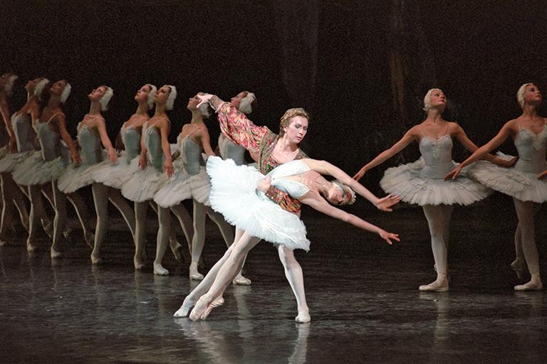 На фото: Анастасия Волочкова /Принцесса-Лебедь/, Константин Иванов /Принц/ в балете Большого театра "Лебединое озеро", 1998 год