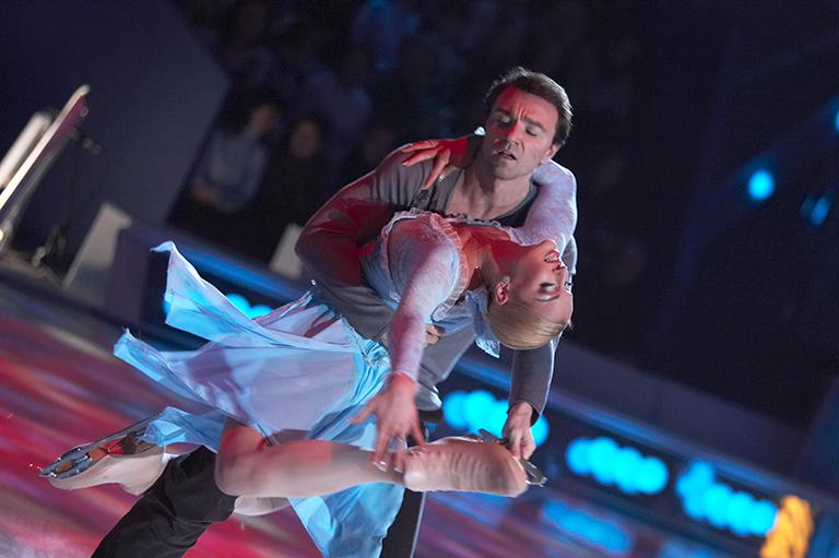 На фото: фигурист Антон Сихарулидзе и балерина Анастасия Волочкова на съемках телепроекта &laquo;Ледниковый период&raquo;, 2007 год