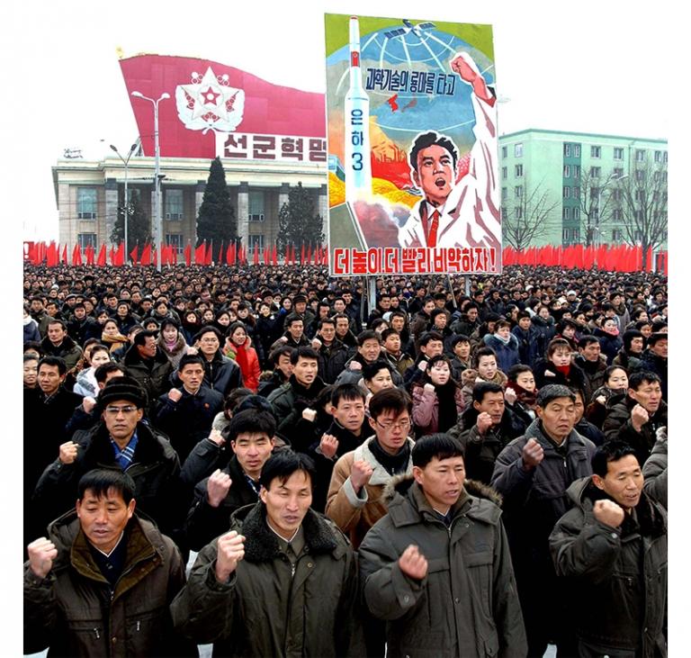 На фотографии, предоставленной ЦТАК, видно, как граждане Пхеньяна обещают выполнить то, к чему призвал их высший лидер Ким Чен Ын в своем новогоднем обращении (превратить страну в экономического гиганта). Пхеньян, Корейская Народно-Демократическая Республика (КНДР), 2013 год.