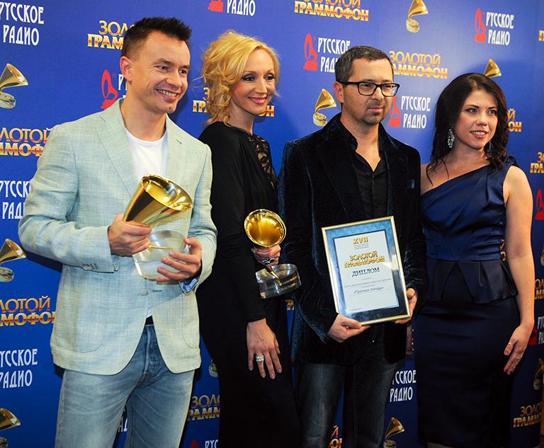 На фото: участники группы "Дискотека Авария" Алексей Серов и Алексей Рыжов (слева направо), Анна Хохлова (справа) и певица Кристина Орбакайте (слева) на церемонии вручения музыкальной премии "Золотой Граммофон-2012" в Государственном Кремлевском Дворце, 2012 год