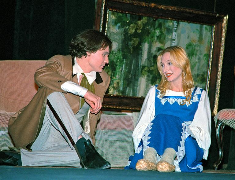 На фото: Кристина Орбакайте в роли Лизы Муромской и Николай Токарев в роли Алексея Берестова в сцене из спектакля театра имени Ермоловой по повести А.С.Пушкина "Барышня-крестьянка", 1998 год