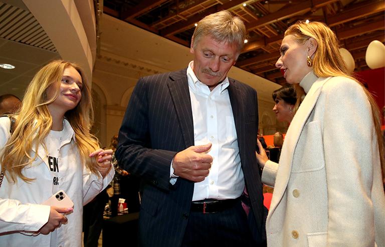 На фото: пресс-секретарь президента РФ Дмитрий Песков, его супруга фигуристка Татьяна Навка (справа) и дочь Елизавета (слева)