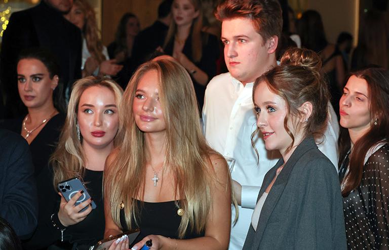 На фото: дети пресс-секретаря президента РФ Дмитрия Пескова Елизавета, Мик и дочь певца Григория Лепса Ева (слева направо)