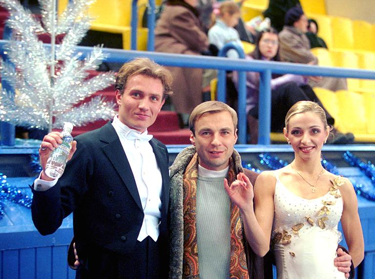 На фото: участники Чемпионата России по фигурному катанию Татьяна Навка и Роман Костомаров со своим тренером известным фигуристом Александром Жулиным, 2000 год