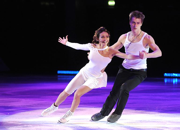 Фигуристка Татьяна Навка и актер Алексей Воробьев во время выступления в шоу "Лед и пламень" в Ледовом дворце, 2010 год