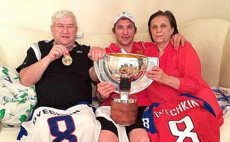 На фото: Александр Овечкин с родителями