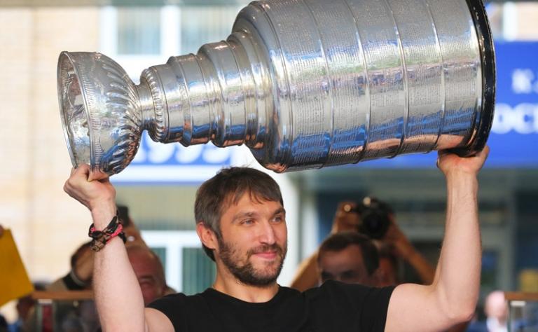 На фото: нападающий клуба Национальной хоккейной лиги (НХЛ) россиянин Александр Овечкин (в центре) во время представления Кубка Стэнли на учебно-тренировочной базе "Новогорск-Динамо"