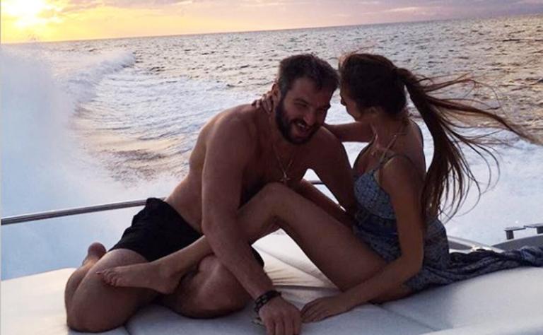 На фото: Александр Овечкин с супругой Анастасией Шубской на отдыхе