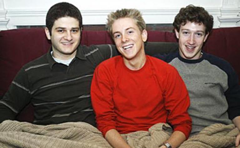 На фото: Марк Цукерберг с другими со-основателями крупнейшей в мире социальной сети Facebook: Крисом Хьюз и Дастином Московиц