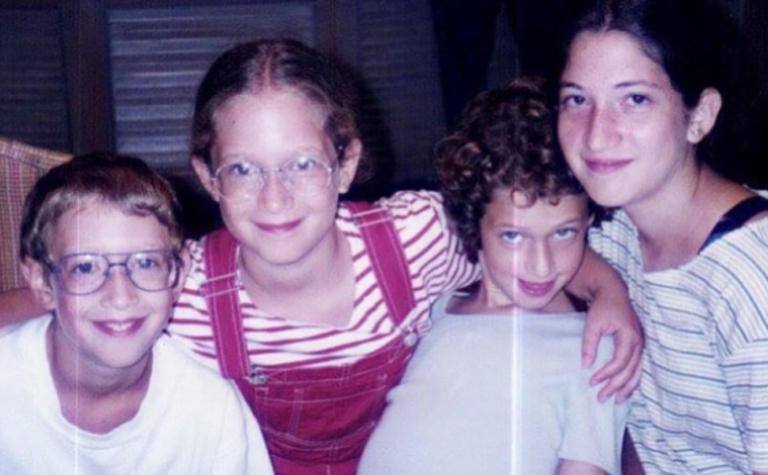 На фото: Марк Цукерберг с сестрами