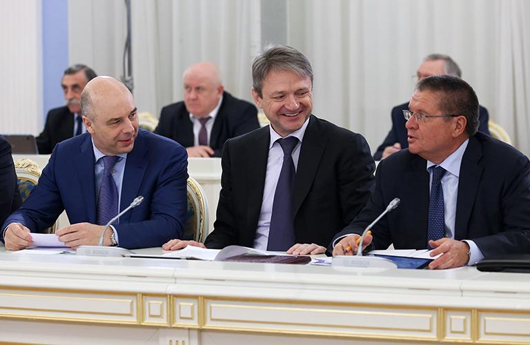 На фото: министр финансов РФ Антон Силуанов, министр сельского хозяйства Александр Ткачев и министр экономического развития РФ Алексей Улюкаев (слева направо) на заседании правительства РФ, 2015