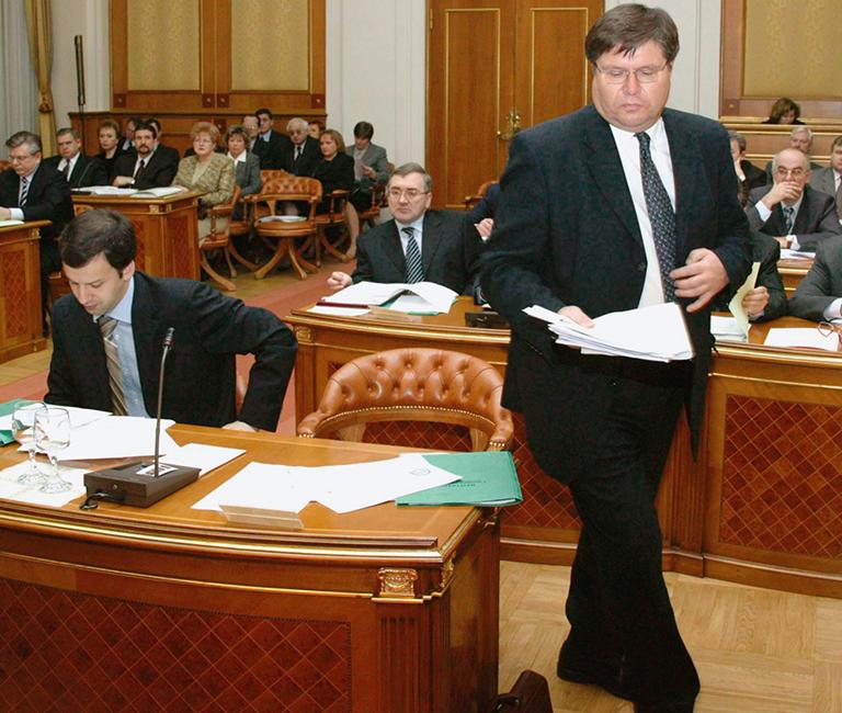 На фото: заместитель министра экономического развития и торговли Аркадий Дворкович и первый замминистра финансов РФ Алексей Улюкаев (слева направо) во время сегодняшнего заседания правительства РФ, посвященного вопросам развития банковского сектора, 2004