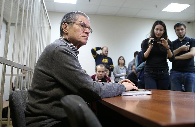 На фото: бывший министр экономического развития РФ Алексей Улюкаев, обвиняемый в получении взятки в 2 миллиона долларов, перед началом заседания в Замоскворецком суде, 2017