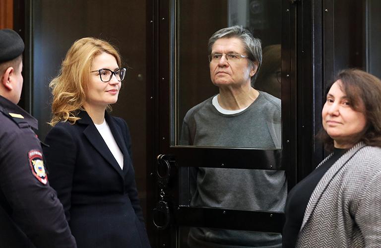 На фото: бывший министр экономического развития РФ Алексей Улюкаев и его адвокат Виктория Бурковская (слева), 2018