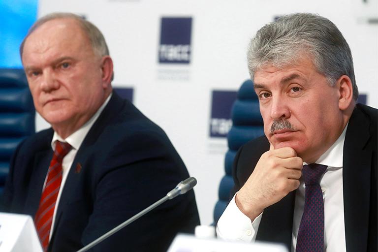  Россия. Москва. 18 декабря 2017 года. Руководитель фракции КПРФ в Государственной думе Геннадий Зюганов и директор Совхоза имени Ленина Павел Грудинин (на фото слева направо) во время пресс-конференции, посвященной презентации команды и программы народно-патриотических сил в преддверии выборов 2018 года