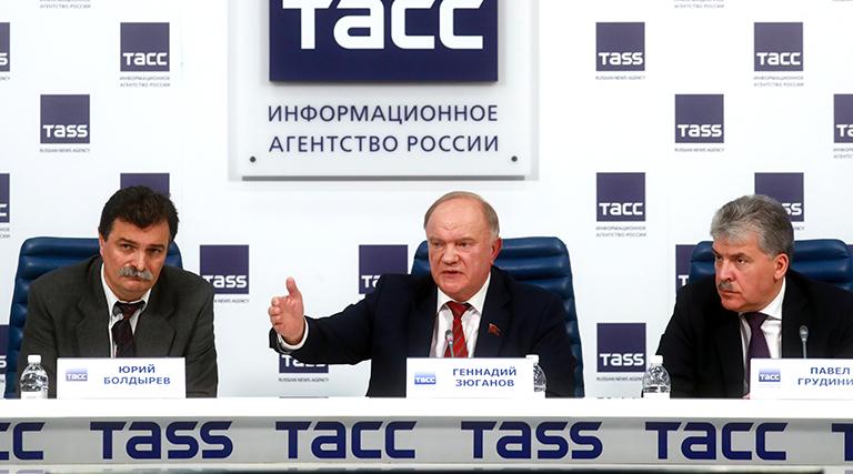  Россия. Москва. 18 декабря 2017 года. Экономист и политик Юрий Болдырев, руководитель фракции КПРФ в Государственной думе Геннадий Зюганов и директор Совхоза имени Ленина Павел Грудинин (на фото слева направо) во время пресс-конференции, посвященной презентации команды и программы народно-патриотических сил в преддверии выборов 2018 года