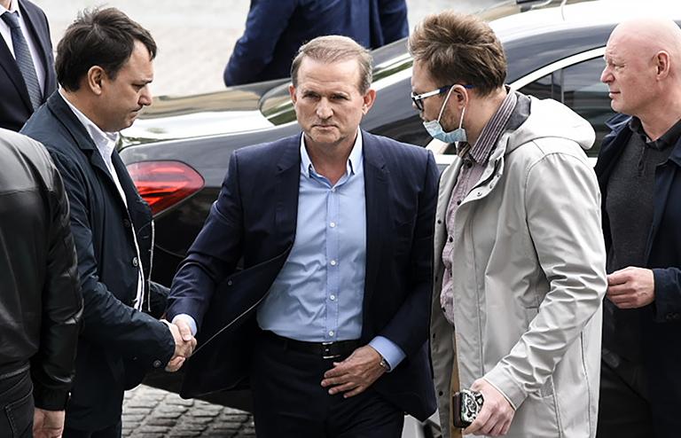 На фото: слава политического совета украинской партии "Оппозиционная платформа &mdash; За жизнь" (ОПЗЖ) Виктор Медведчук (в центре), подозреваемый по статьям УК Украины "Государственная измена" и "Нарушение законов и обычаев войны", перед рассмотрением ходатайства об избрании меры пресечения в Печерском районном суде Киева