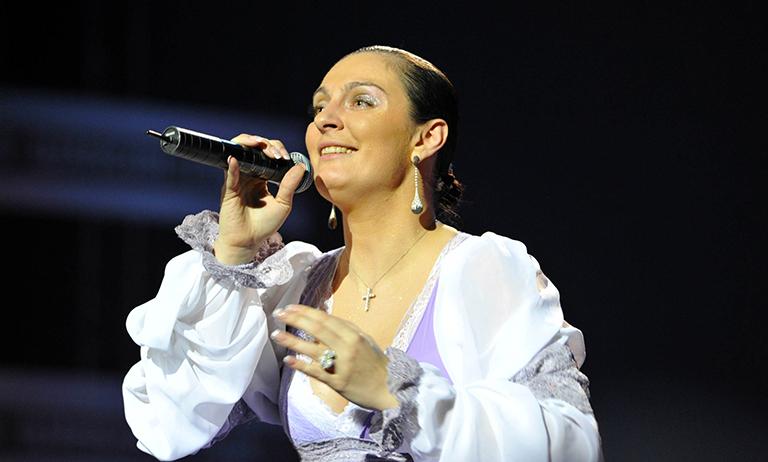 Кремль, Москва. &laquo;Шансон года - 2011&raquo;. На фото: Елена Ваенга во время выступления