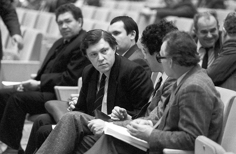 На фото: Григорий Явлинский (в центре) во время совместного заседания палат Российского парламента