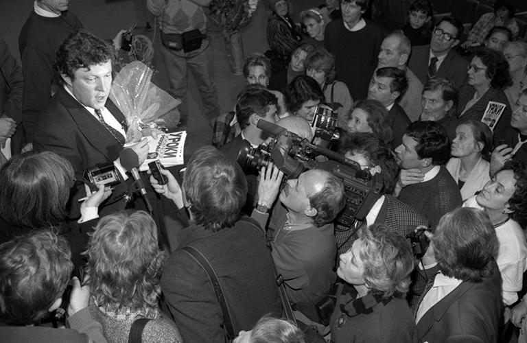 На фото: Григорий Явлинский во время встречи с творческой интеллигенцией Москвы, 1993