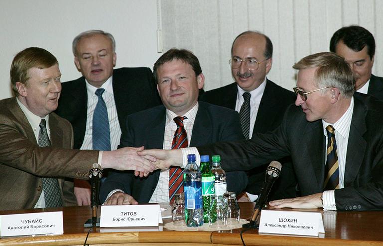 На фото: глава РАО "ЕЭС России" Анатолий Чубайс, вице-президент Российского союза промышленников и предпринимателей (РСПП) Борис Титов и член бюро правления РСПП Александр Шохин (на переднем плане слева направо) перед началом встречи с председателем правительства РФ Михаилом Фрадковым, 2004