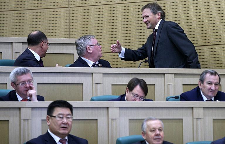 На фото: уполномоченный при президенте РФ по защите прав предпринимателей Борис Титов (справа на дальнем плане) на заседании Совета Федерации РФ, 2015