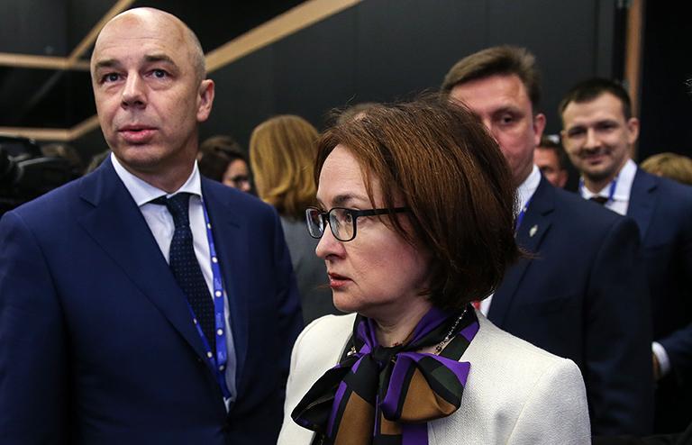На фото: министр финансов РФ Антон Силуанов и председатель Центрального банка РФ Эльвира Набиуллина (слева направо), 2016