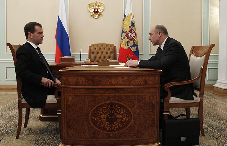 На фото: президент РФ Дмитрий Медведев и исполняющий обязанности министра финансов РФ Антон Силуанов (слева направо) во время встречи, 2011