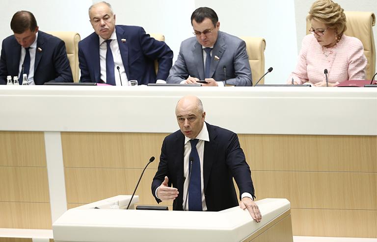 На фото: первый вице-премьер РФ – министр финансов РФ Антон Силуанов во время выступления на пленарном заседании Совета Федерации РФ, 2018