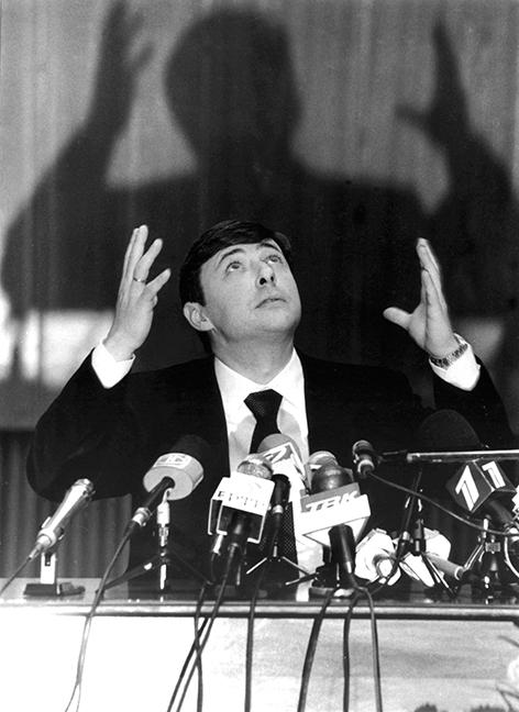 На фото: Александр Хлопонин выступает перед журналистами после официального вступления в должность главы администрации Красноярского края. Торжественная церемония проходила в присутствии 1500 гостей, среди которых находились руководители субъектов Федерации, 2002 год