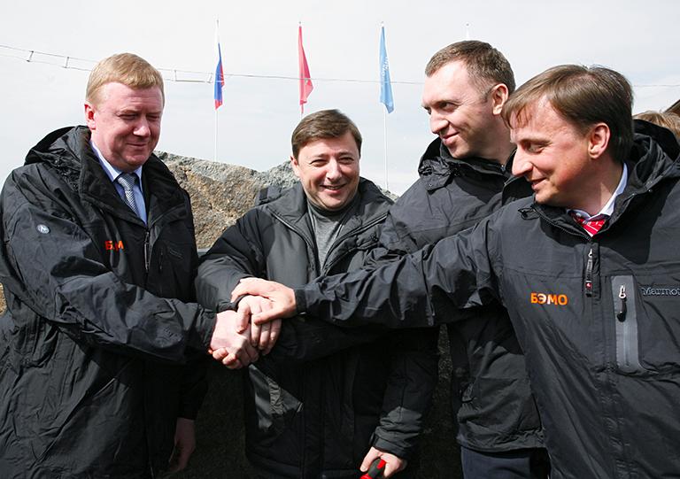 На фото: глава РАО "ЕЭС России" Анатолий Чубайс, губернатор Красноярского края Александр Хлопонин, член совета директоров Объединенной компании "Российский алюминий" Олег Дерипаска и глава компании "ГидроОГК" Вячеслав Синюгин (слева направо) во время церемонии закладки первого камня в основание Богучанского алюминиевого завода. Строительство завода начали Объединенная компания "Российский алюминий" и ОАО "ГидроОГК" в поселке Таежный, 2007 год