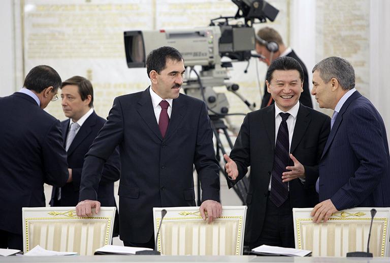 На фото: президент Ингушетии Юнус-Бек Евкуров, президент Калмыкии Кирсан Илюмжинов и президент Кабардино-Балкарии Арсен Каноков (слева направо на первом плане) на заседании Государственного совета РФ в Кремле. Второй слева на втором плане - полномочный представитель президента РФ в Северо-Кавказском федеральном округе, вице-премьер РФ Александр Хлопонин, 2010 год