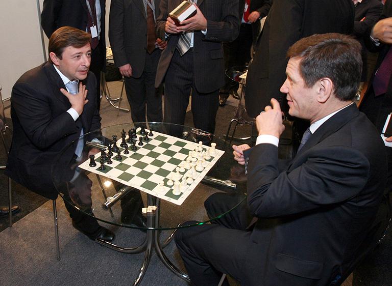 На фото: губернатор Красноярского края Александр Хлопонин и вице-премьер РФ Александр Жуков (слева направо) на VI Красноярском экономическом форуме, 2009 год