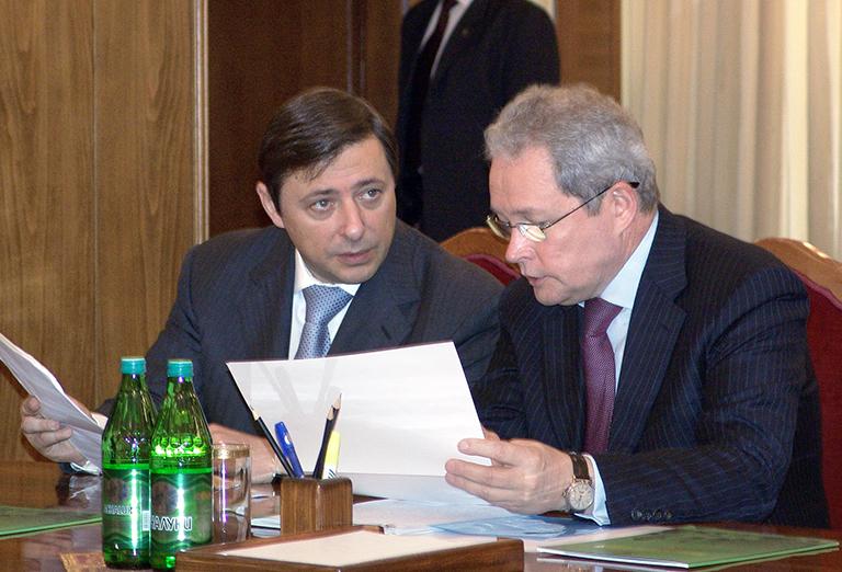 На фото: полномочный представитель президента РФ в Северо-Кавказском федеральном округе, вице-премьер РФ Александр Хлопонин и министр регионального развития РФ Виктор Басаргин (слева направо) на совещании по федеральной целевой программе «Юг России» и программе социально-экономического развития Ингушетии, 2010 год