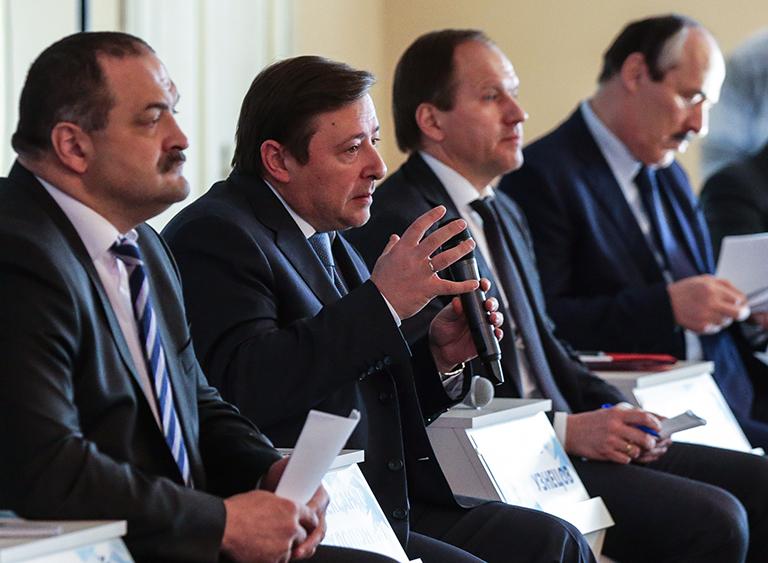 На фото: полномочный представитель президента РФ в Северо-Кавказском федеральном округе Сергей Меликов, заместитель председателя правительства РФ Александр Хлопонин, министр по делам Северного Кавказа Лев Кузнецов и глава Дагестана Рамазан Абдулатипов (слева направо) на пленарном заседании II форума СМИ Северного Кавказа "Открытый взгляд на Кавказ" в Пятигорске, 2014 год