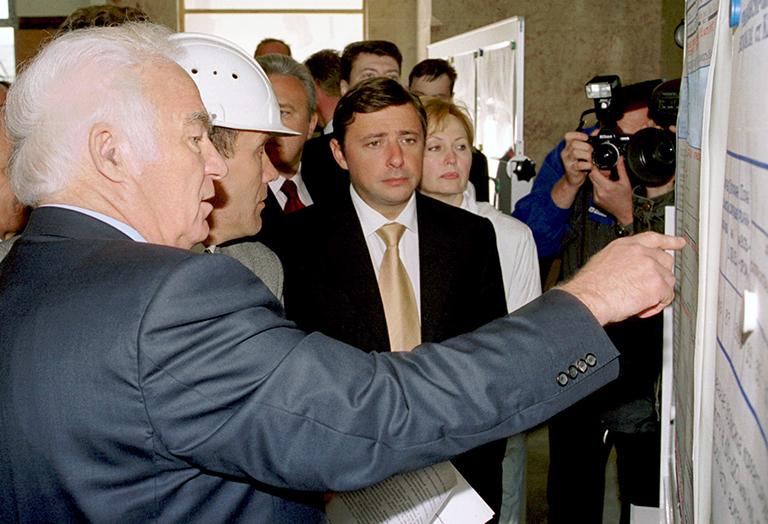 На фото: министр путей сообщения России Геннадий Фадеев (слева) и губернатор Красноярского края Александр Хлопонин (в центре) во время посещения реконструирующегося Красноярского железнодорожного вокзала, 2003 год