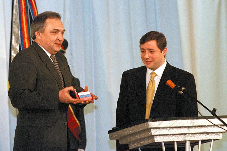 На фото: новый губернатор Таймырского (Долгано-Ненецкого) округа, бывший председатель Совета директоров РАО "Норильский никель" Александр Хлопонин во время присяги на торжественном заседании Думы в окружном Доме культуры Дудинки, 2001 год