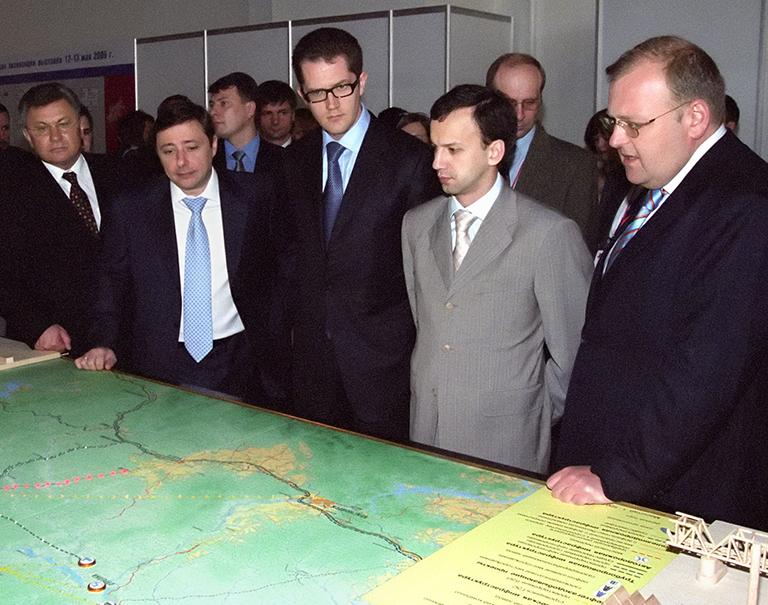 На фото: губернатор Эвенкийского АО Борис Золотарев, глава Красноярского края Александр Хлопонин (слева направо) и начальник экспертного управления при президенте РФ Аркадий Дворкович (второй справа) во время экономического форума "Развитие Востока России" в Красноярске, 2006 год