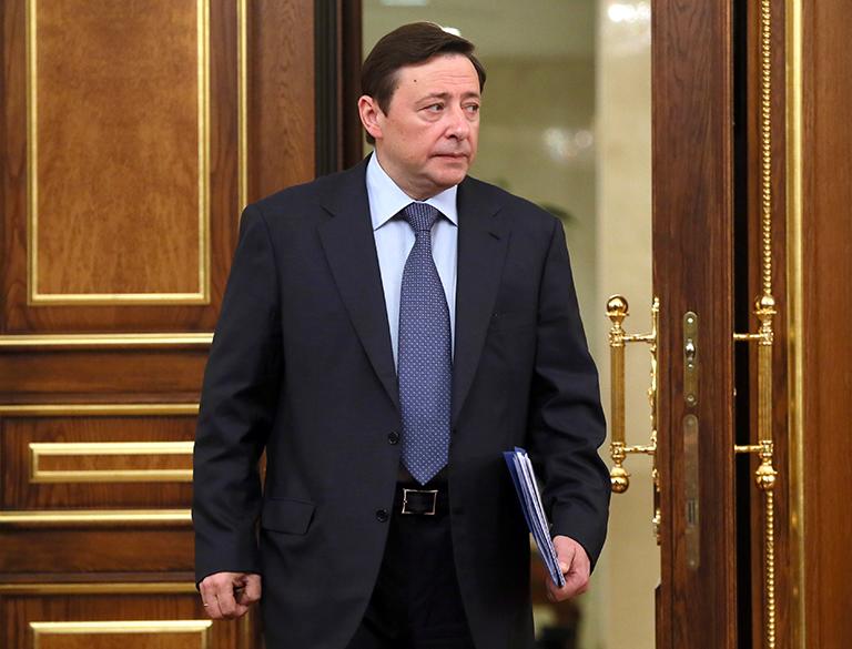 На фото: заместитель председателя правительства РФ Александр Хлопонин перед началом заседания правительства РФ в Доме правительства РФ, 2016 год