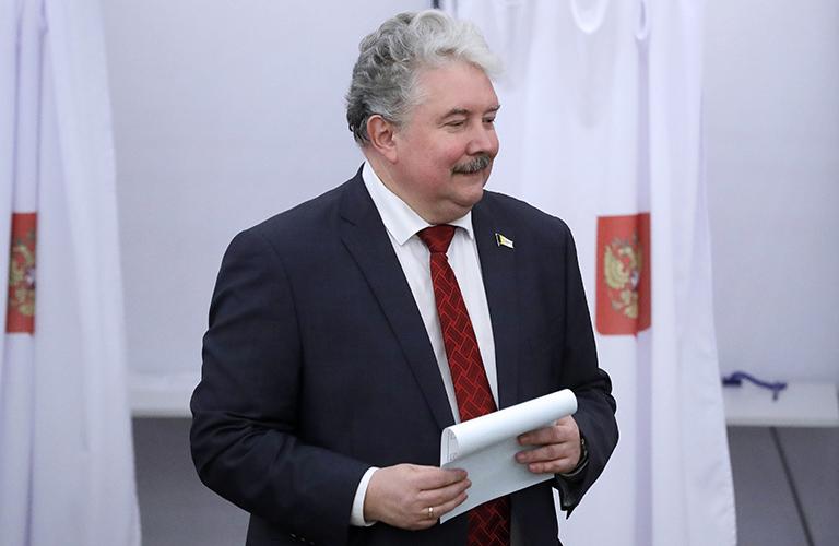 На фото: кандидат на пост президента РФ от партии "Российский общенародный союз" Сергей Бабурин во время голосования на выборах президента РФ на избирательном участке №2151, 2018