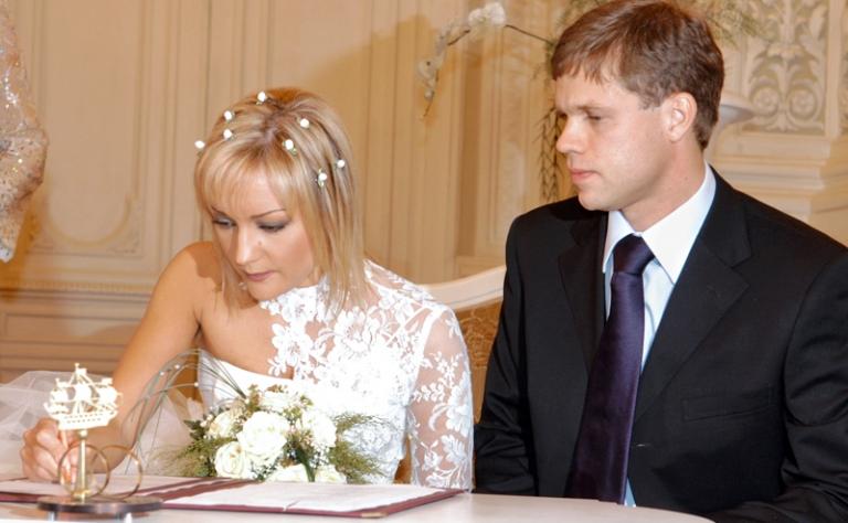 На фото: певица Татьяна Буланова и капитан питерского футбольного клуба "Зенит" Владислав Радимов во время церемонии регистрации брака во Дворце бракосочетаний на Английской набережной