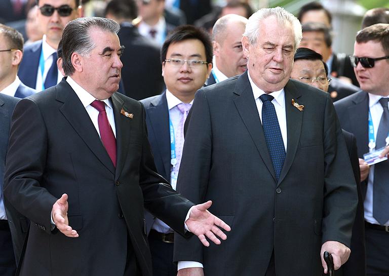 На фото: президент Республики Таджикистан Эмомали Рахмон и президент Чехии Милош Земан (слева направо на первом плане) перед началом церемонии совместного возложения цветов к Могиле Неизвестного Солдата в Александровском саду, Москва, 9 мая 2015 года