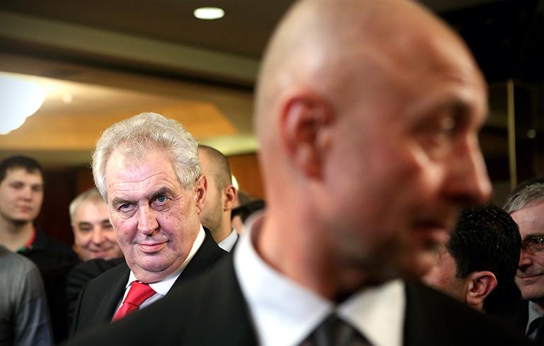 На фото: избранный президент Чехии Милош Земан ждет встречи с представителями СМИ после его победы во втором раунде первых прямых президентских выборов в стране в своем избирательном штабе в Праге, 26 января 2013 года