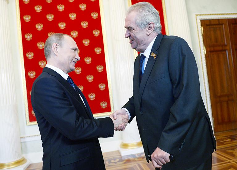 На фото: президент России Владимир Путин и президент Чехии Милош Земан (слева направо) в Кремле, Москва, 2015 год