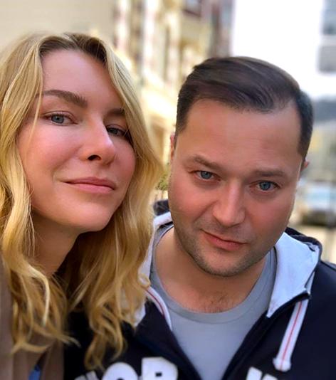 "Прокачиваем с Надей субботние семейные завтраки. Жена Nadya Isaeva (на фото) хоть и бывшая, но в смысле моего восприятия понятия семьи, сегодняшнее состояние этого статуса у нас даже ближе. Мой совет вам. Если юридические отношения, в которые вы себя на своих сексуальных и всяких разных других любопытных эмоциях погрузили, под курлыканье голубей, детишек-ангелочков и россыпи пшеничной крупы уже не делают вас счастливыми - не делайте миллион попыток, не растрачивайте свою жизнь на конфликт, не мучайте себя и всех вокруг. Переключайтесь в свободу. Здесь настоящая жизнь. Захотите когда-то быть вместе - никто ж не мешает..."