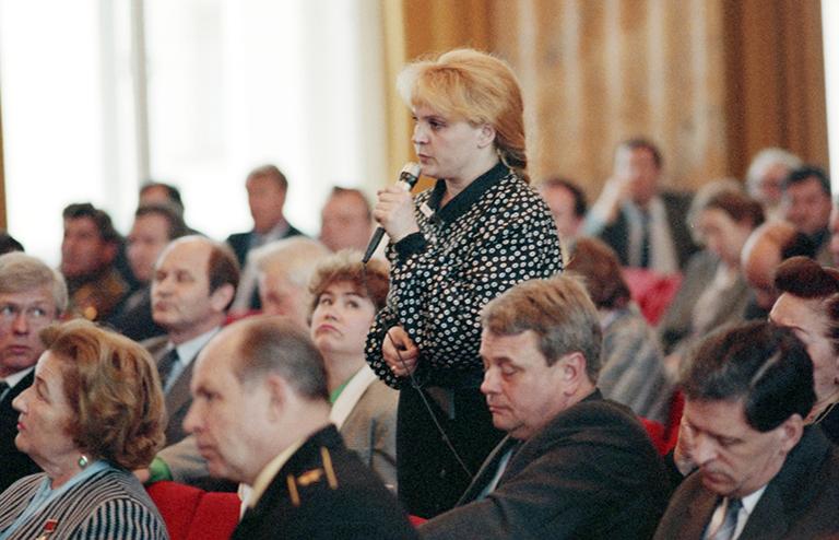 На фото: народный депутат СССР от профессиональных союзов СССР, председатель профкома центрального ремонтно-механического завода "Мосэнерго" Элла Александровна Памфилова во время встречи