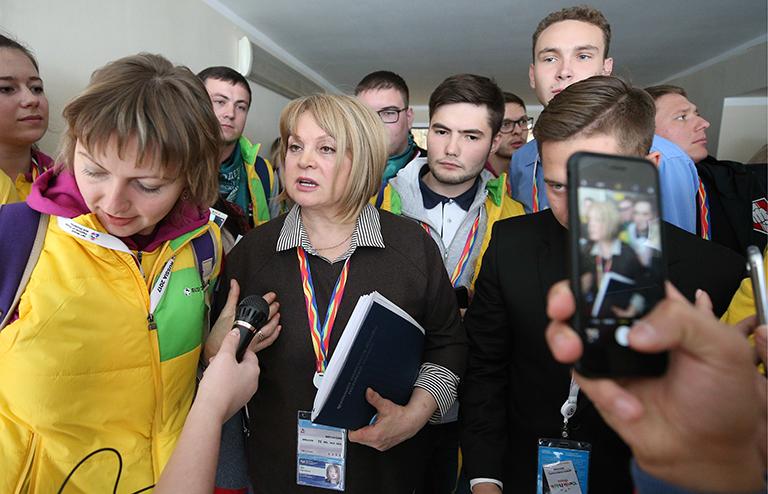 На фото: председатель Центральной избирательной комиссии России Элла Памфилова (в центре) во время панельной дискуссии "Глобальное управление в современной международной политической реальности" в рамках XIX Всемирного фестиваля молодежи и студентов в Главном медиацентре Олимпийского парка, 2017