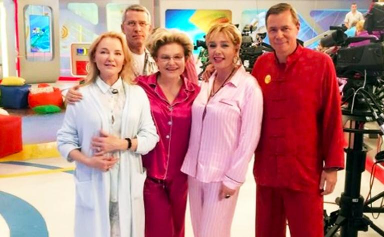 На фото: Арина Шарапова на съемках передачи "Жить здорово!" с Еленой Малышевой